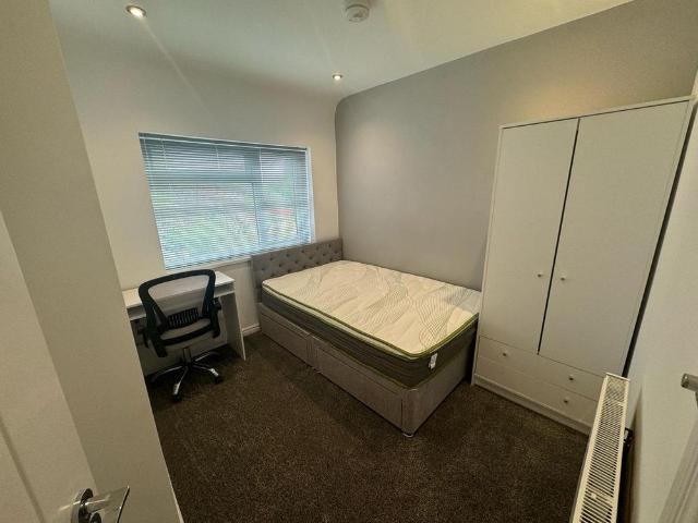5 bedroom semi detached house to rent
