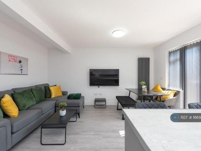 5 bedroom semi detached house to rent