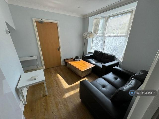 5 bedroom semi detached house to rent