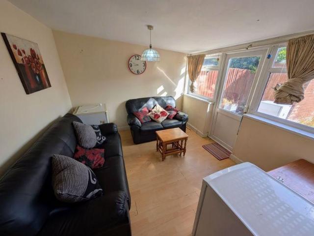 5 bedroom semi detached house to rent