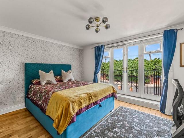 5 bedroom semi detached house to rent