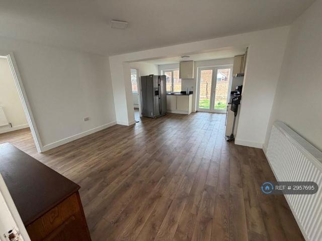 5 bedroom semi detached house to rent