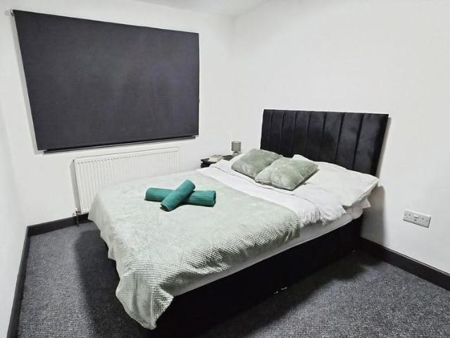 5 bedroom semi detached house to rent