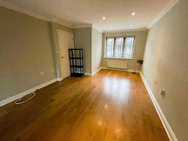 5 bedroom semi detached house to rent