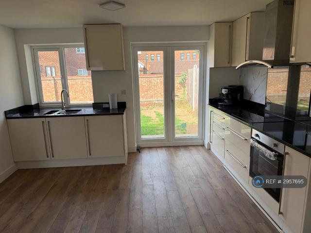 5 bedroom semi detached house to rent