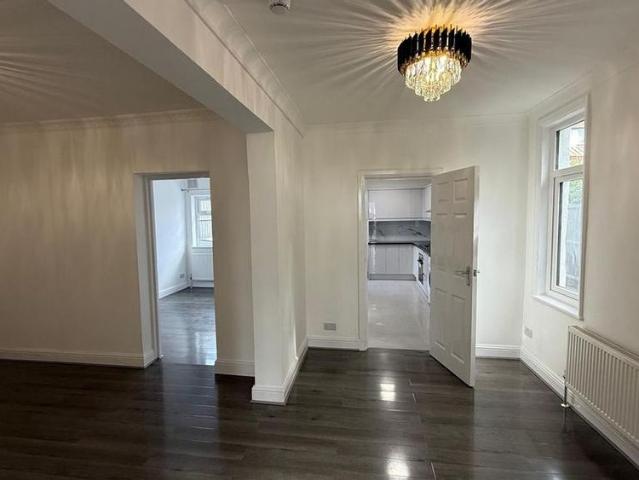 5 bedroom semi detached house to rent