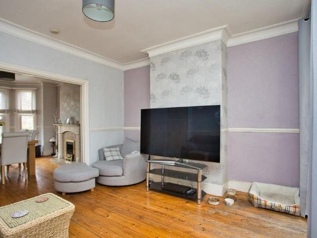 5 bedroom semi detached house to rent
