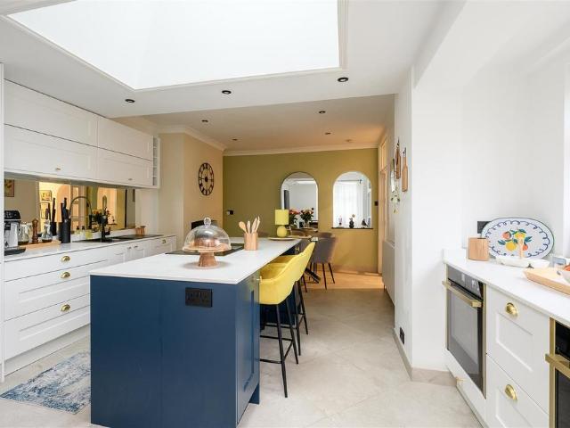 5 bedroom semi detached house to rent