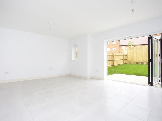 5 bedroom semi detached house to rent