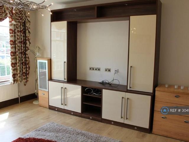 5 bedroom semi detached house to rent