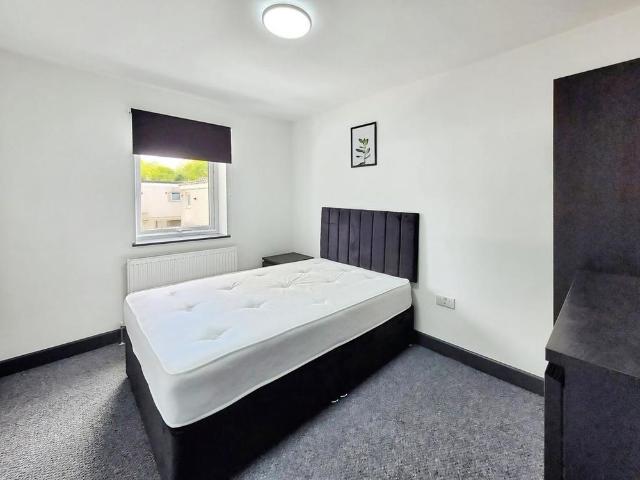 5 bedroom semi detached house to rent