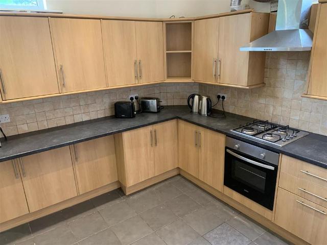 5 bedroom semi detached house to rent