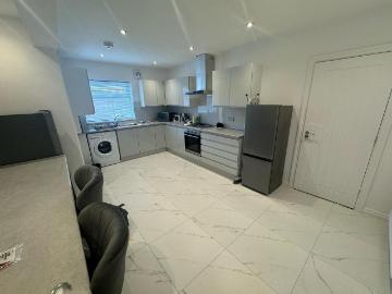 5 bedroom semi detached house to rent