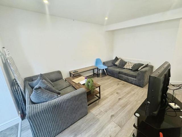 5 bedroom semi detached house to rent