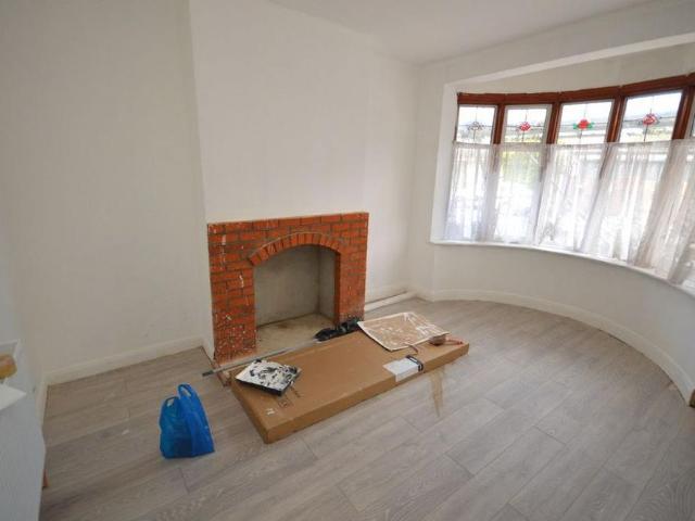 5 bedroom semi detached house to rent