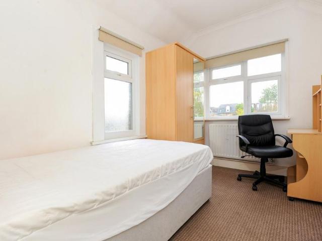 5 bedroom semi detached house to rent