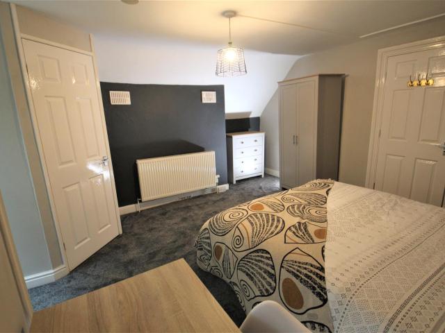 5 bedroom semi detached house to rent