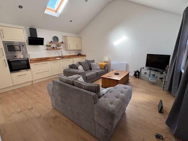 5 bedroom semi detached house to rent