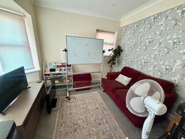 5 bedroom semi detached house to rent