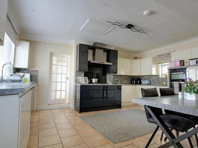 5 bedroom semi detached house to rent