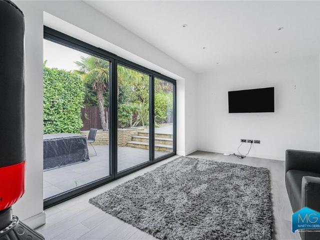 5 bedroom semi detached house to rent