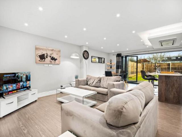 5 bedroom semi detached house to rent