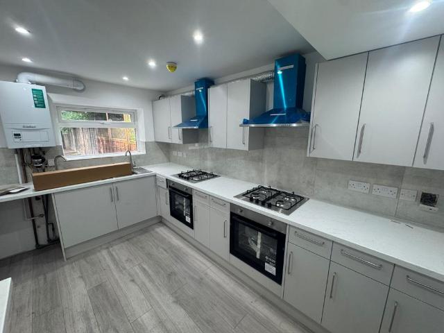 6 bedroom semi detached house to rent