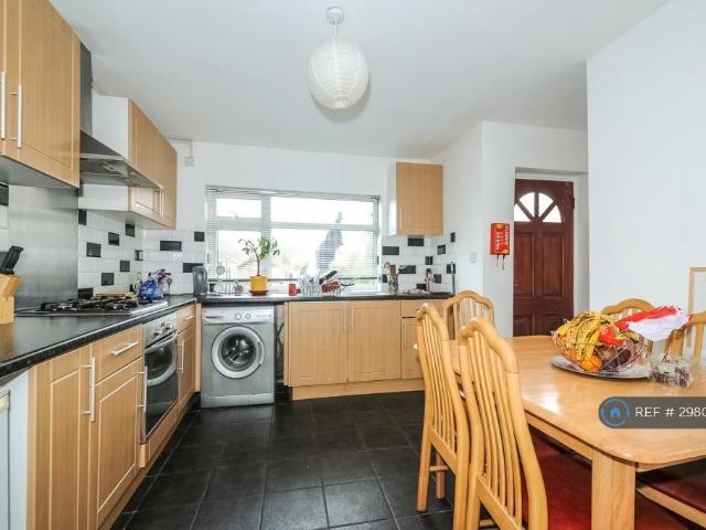 5 bedroom semi detached house to rent