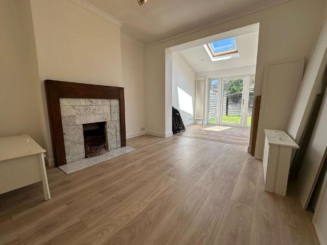 5 bedroom semi detached house to rent