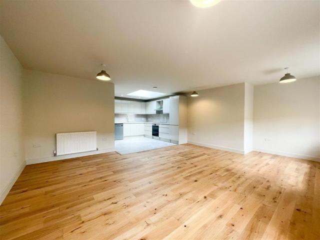 5 bedroom semi detached house to rent