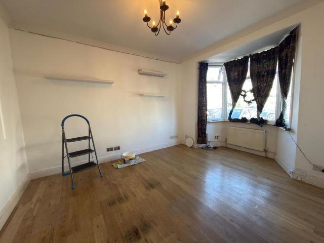 5 bedroom semi detached house to rent