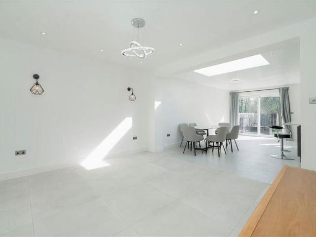 5 bedroom semi detached house to rent