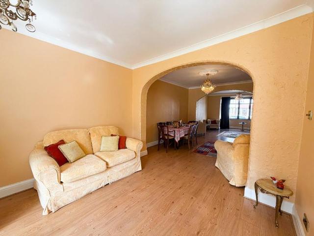 5 bedroom semi detached house to rent
