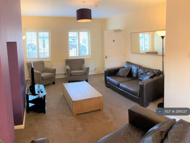 5 bedroom semi detached house to rent
