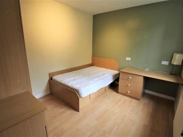 5 bedroom semi detached house to rent