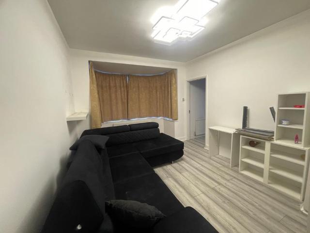 5 bedroom semi detached house to rent
