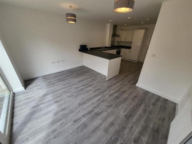 5 bedroom semi detached house to rent