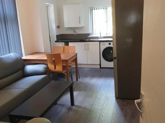 5 bedroom semi detached house to rent