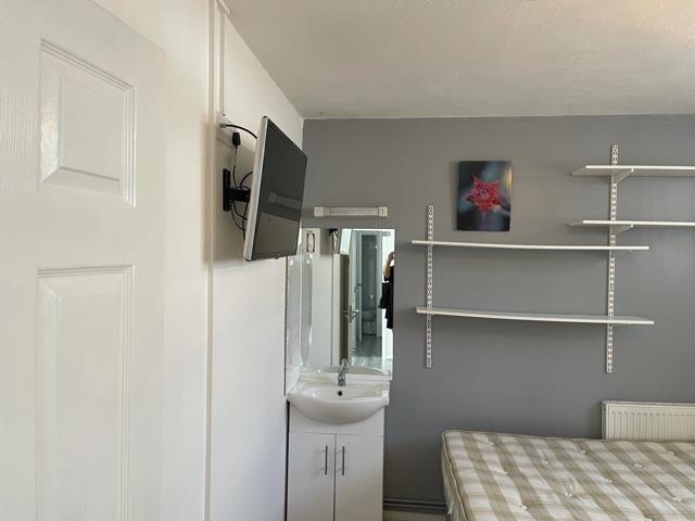 5 bedroom semi detached house to rent