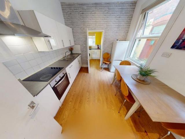 5 bedroom semi detached house to rent
