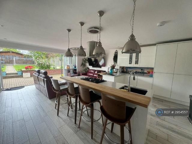 5 bedroom semi detached house to rent