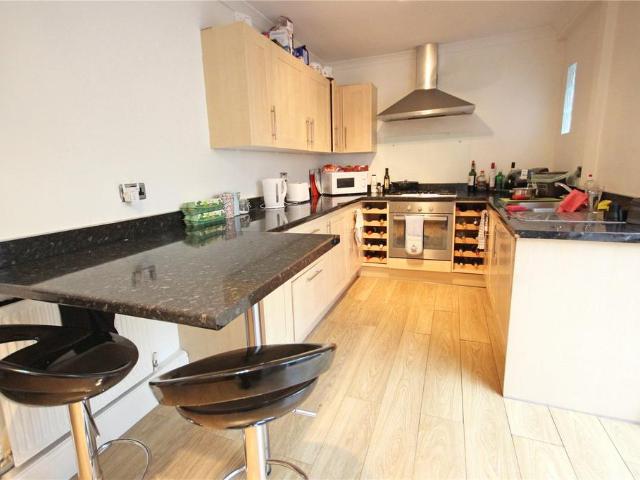 4 bedroom semi detached house to rent