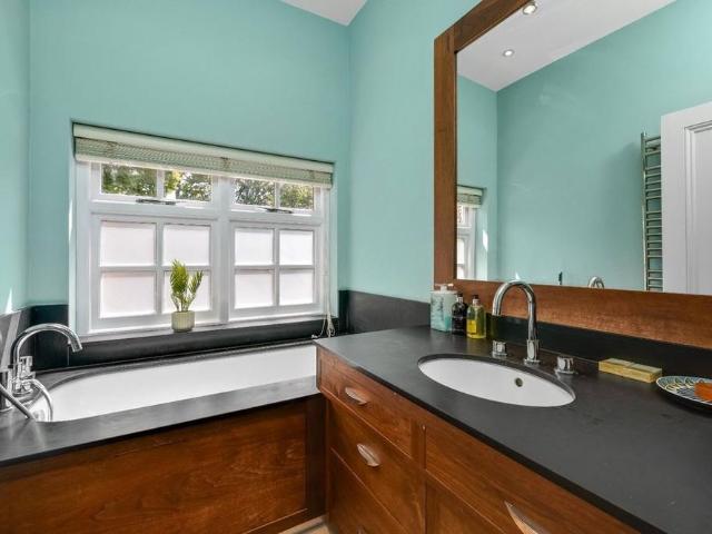 5 bedroom semi detached house to rent