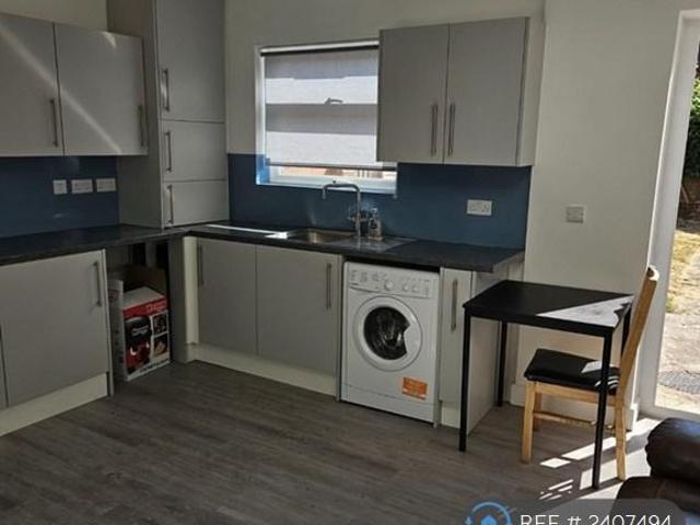 5 bedroom semi detached house to rent