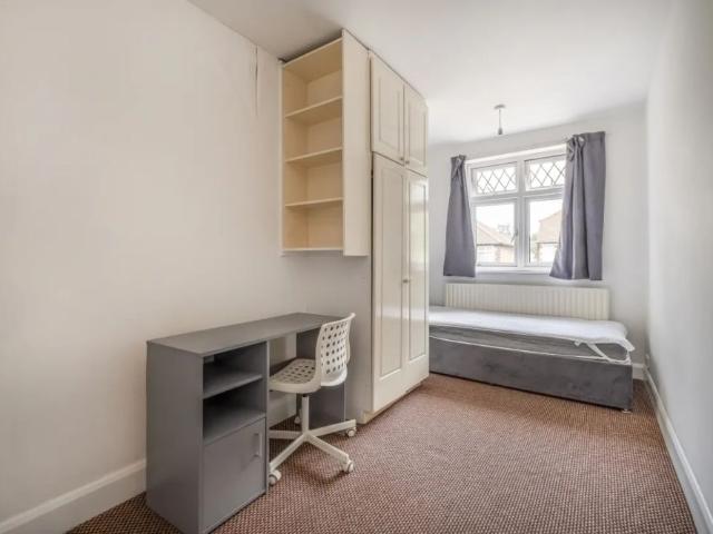 5 bedroom semi detached house to rent