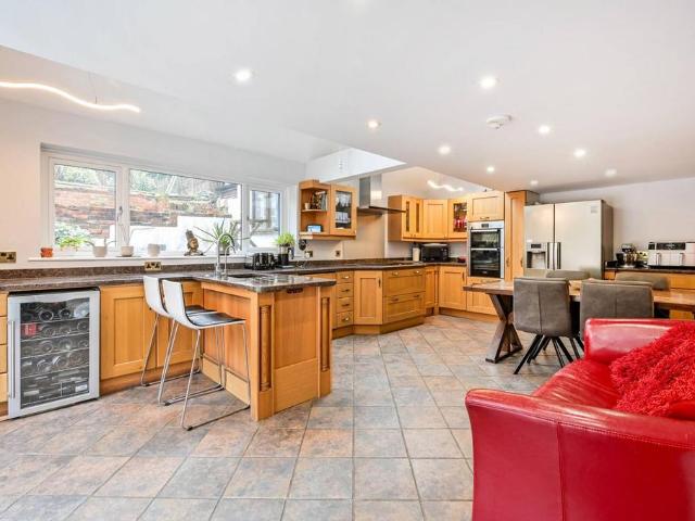 5 bedroom semi detached house to rent
