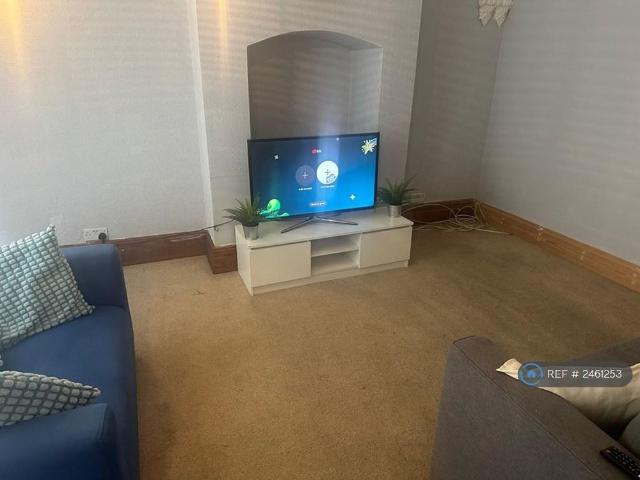 5 bedroom semi detached house to rent