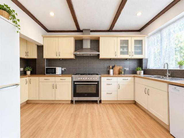 5 bedroom semi detached house to rent