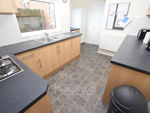 5 bedroom semi detached house to rent