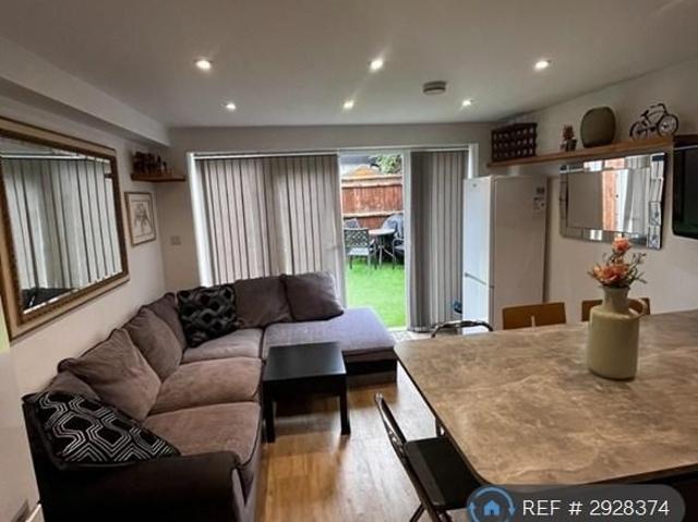 5 bedroom semi detached house to rent